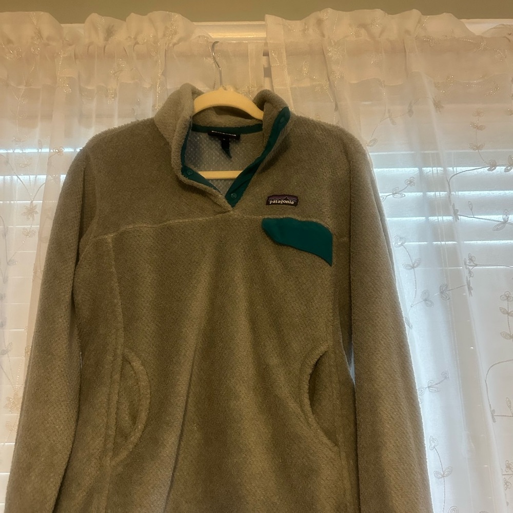 Patagonia Gray and Green Crewneck Sweater